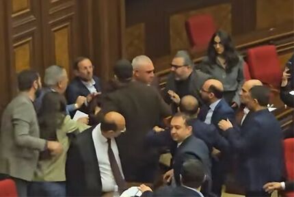 درگیری و زدوخورد توسط قانونگذاران، پارلمان ارمنستان را تعطیل کرد