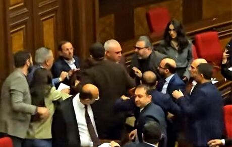 درگیری و زدوخورد توسط قانونگذاران، پارلمان ارمنستان را تعطیل کرد