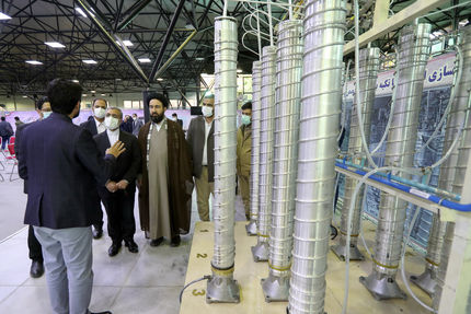 رئیس دفتر رئیس جمهور از نمایشگاه دستاوردهای هسته ای کشور بازدید کرد