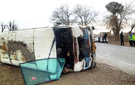 ۱۳ مصدوم در حادثه واژگونی مینی بوس سرویس مدرسه در نیشابور