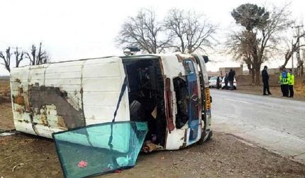 ۱۳ مصدوم در حادثه واژگونی مینی بوس سرویس مدرسه در نیشابور