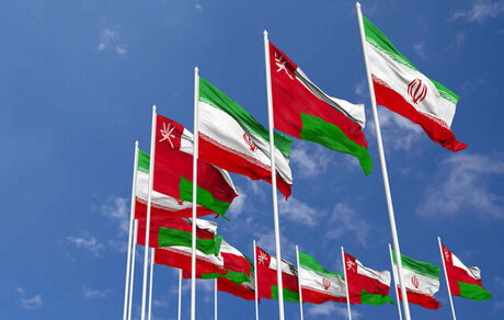 امضای سند چارچوب همکاری بلندمدت سیاسی بین ایران و عمان و حداقل ۱۴ سند همکاری با عمان در سفر رئیس جمهور