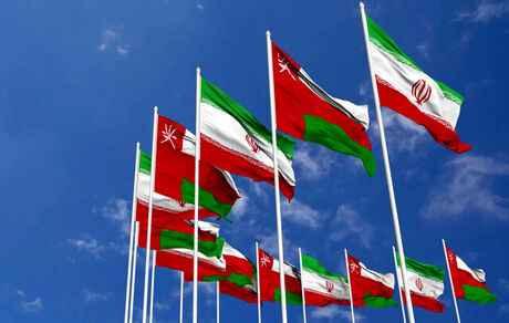 امضای سند چارچوب همکاری بلندمدت سیاسی بین ایران و عمان و حداقل ۱۴ سند همکاری با عمان در سفر رئیس جمهور