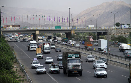 ترکیدگی لوله آب شهری دلیل انسداد بزرگراه چمران