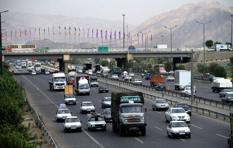 ترکیدگی لوله آب شهری دلیل انسداد بزرگراه چمران