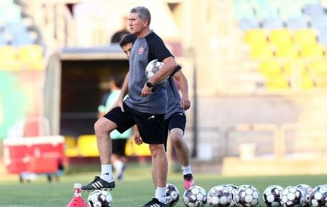 سرمربی تیم فوتبال پرسپولیس وارد ایران شد