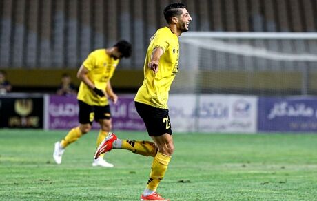 بازیکن سپاهان بدلیل شادی پس از گل جنجالی جریمه شد