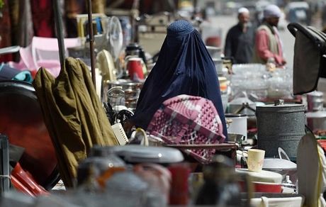 دامن‌گیر شدن فقر در افغانستان / مردم اثاث خود را می‌فروشند تا زنده بمانند
