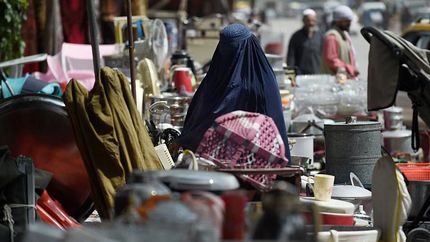 دامن‌گیر شدن فقر در افغانستان / مردم اثاث خود را می‌فروشند تا زنده بمانند