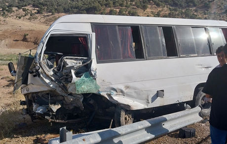 مصدوم شدن ۱۰ دنش‌آموز دختر در تصادف مینی‌بوس با وانت در محور آبادان به اهواز