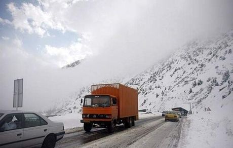
بارش برف و باران در اکثر محورهای مواصلاتی/ تاکید بر استفاده از زنجیرچرخ در برخی محورها
