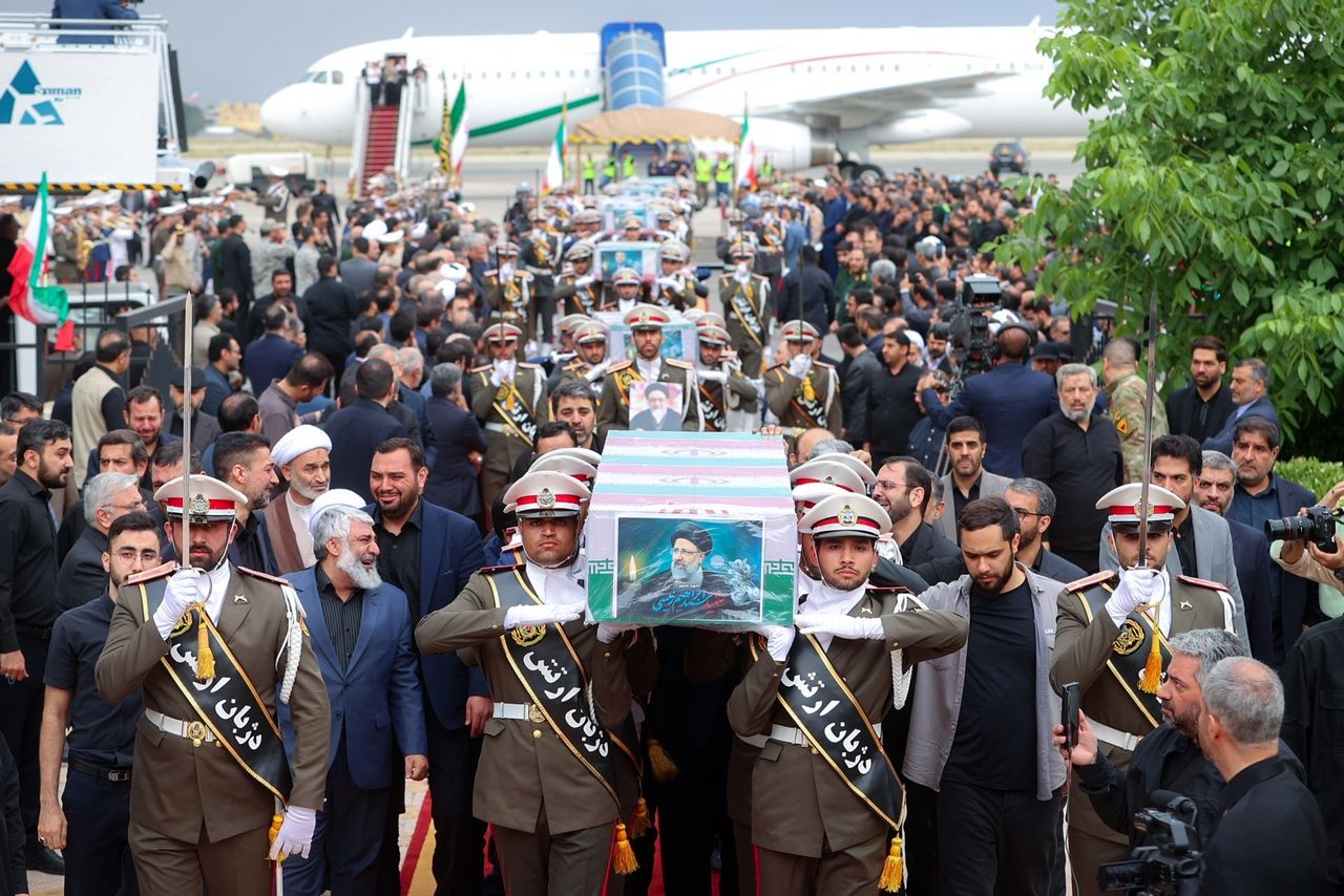 استقبال از پیکر رئیس جمور شهید و همراهان در مهرآباد و وداع در مصلی تهران