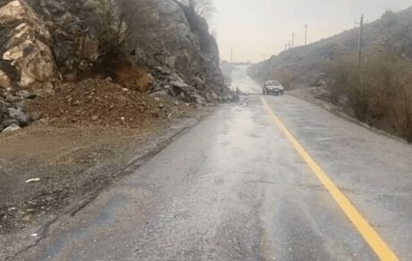 ریزش کوه یکی از محورهای مواصلاتی استان ایلام را بست