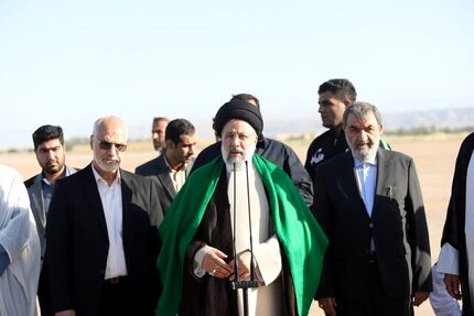 رئیس جمهور وارد اهواز شد / رئیسی: تلاش دولت جبران عقب ماندگی‌های استان خوزستان است