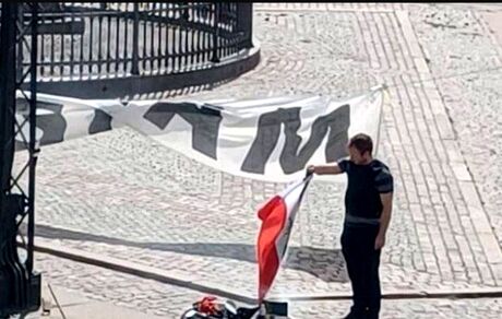 این بار گروهی افراطی در دانمارک، به قرآن هتک حرمت کردند