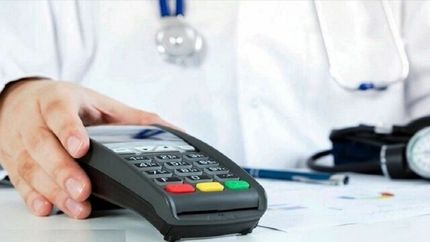 سازمان امور مالیاتی: برخی پزشکان بهجای استفاده از کارتخوان از بیمار دلار میگیرند!