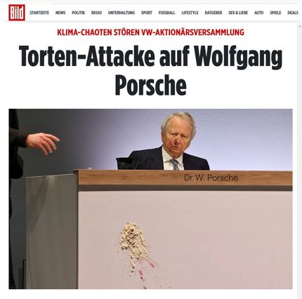 با کیک به رئیس پورشه حمله شد