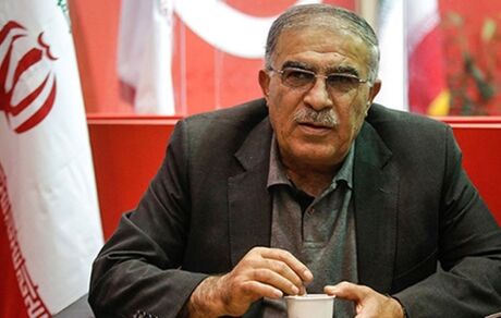 
یک ایرانی در حال خیانت به باشگاه استقلال است
