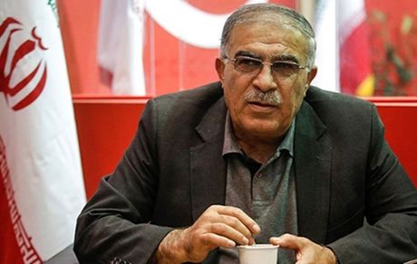 
یک ایرانی در حال خیانت به باشگاه استقلال است
