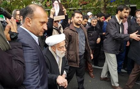 آیت‌الله جنتی در جمع راهپیمایان تهرانی حاضر شد