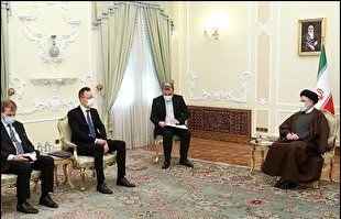 استانداردهای دو گانه غرب به اعتماد مردم آسیب می‌زند