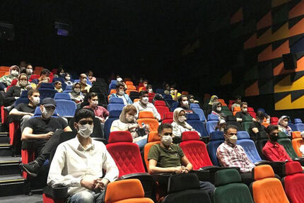 کرونا بار دیگر ظرفیت اکران در سالن‌های سینمایی را «نصف» کرد!