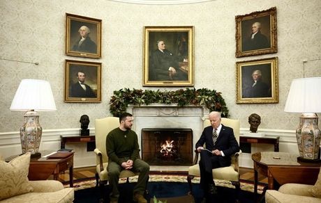 بایدن: دنبال صلح عادلانه در اوکراین هستیم / زلنسکی: آماده مذاکره با رهبران آمریکا برای تقویت توان دفاعی هستم