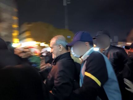 حضور رئیس جمهور در تجمع خیابانی شب ۱۲ فروردین