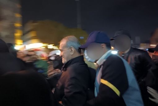 حضور رئیس جمهور در تجمع خیابانی شب ۱۲ فروردین