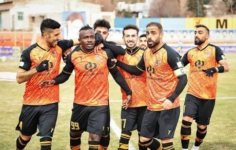 دربی کرمان مساوی شد / شاگردان قلعه نوعی از باخت فرار کردند