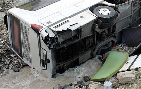 واژگونی اتوبوس مسافربری در جاده بم زاهدان