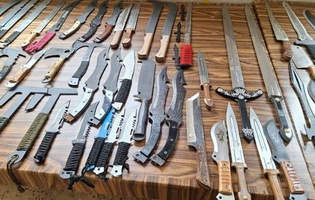 کشف ۲ هزار قبضه سلاح سرد در شیراز