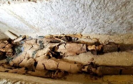 کشف ۱۱ گور مهر و موم شده با جواهرات در مصر