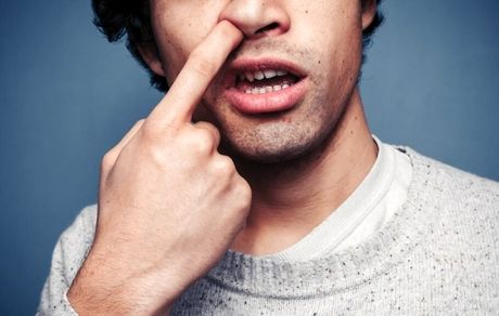 به بینی انگشت نکنید / خطر آلزایمر دارد