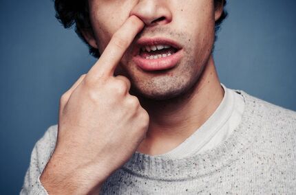 به بینی انگشت نکنید / خطر آلزایمر دارد