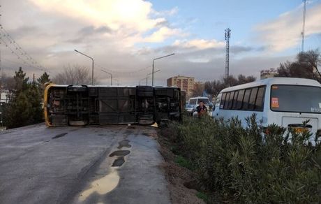 ۶ مصدوم در حادثه تصادف اتوبوس با درخت