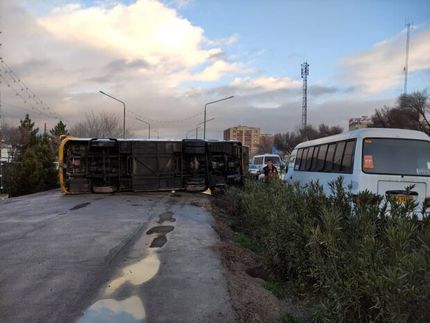 ۶ مصدوم در حادثه تصادف اتوبوس با درخت