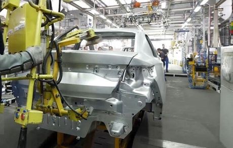 تولید و فروش خودروهای سواری با اهداف وزارت صمت فاصله دارد / صعود ایرانخودرو سقوط سایپا