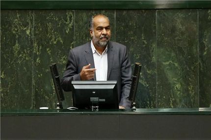 پزشکیان باید مانع خروج «ظریف» از مجلس می‌شد
