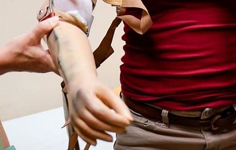 واکسیناسیون روی بازوی مصنوعی لو رفت