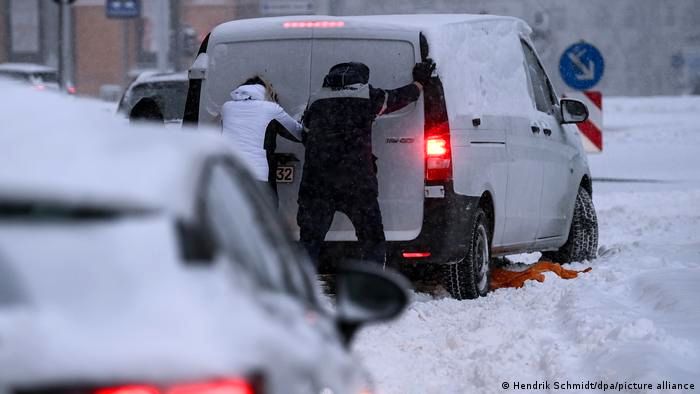 اختلال در سیستم حمل‌ونقل آلمان در پی بارش سنگین برف