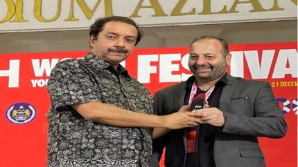 رئیس فدراسیون هاکی ایران لوح و نشان برتر جهانی هاکی را گرفت