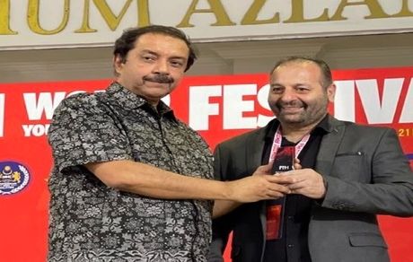 رئیس فدراسیون هاکی ایران لوح و نشان برتر جهانی هاکی را گرفت