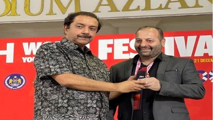 رئیس فدراسیون هاکی ایران لوح و نشان برتر جهانی هاکی را گرفت