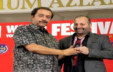 رئیس فدراسیون هاکی ایران لوح و نشان برتر جهانی هاکی را گرفت