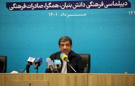 ضرغامی: گردشگری ایران دشمن خارجی دارد
