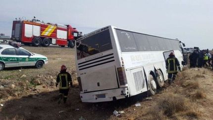 ۱۵ مصدوم در واژگونی اتوبوس در محور سروستان شیراز