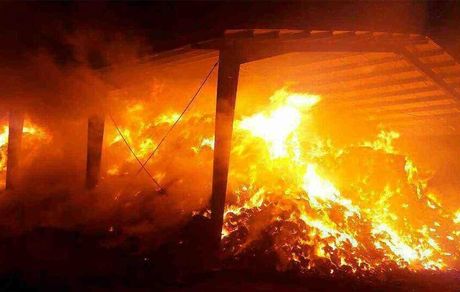 مهار آتش‌سوزی انبار علوفه در مهاباد
