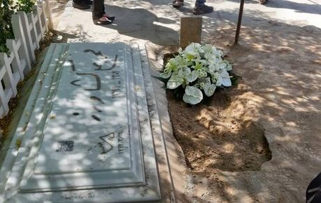 خسرو سینایی در کنار محمدعلی کشاورز آرام گرفت