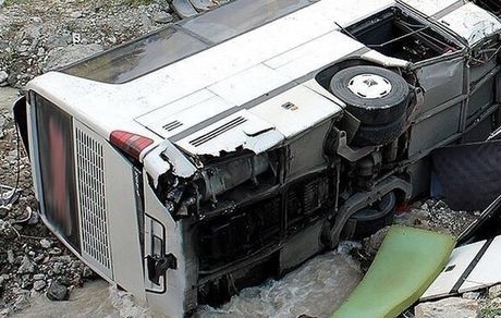 واژگونی اتوبوسی با ۱۸ مسافر در بیرجند